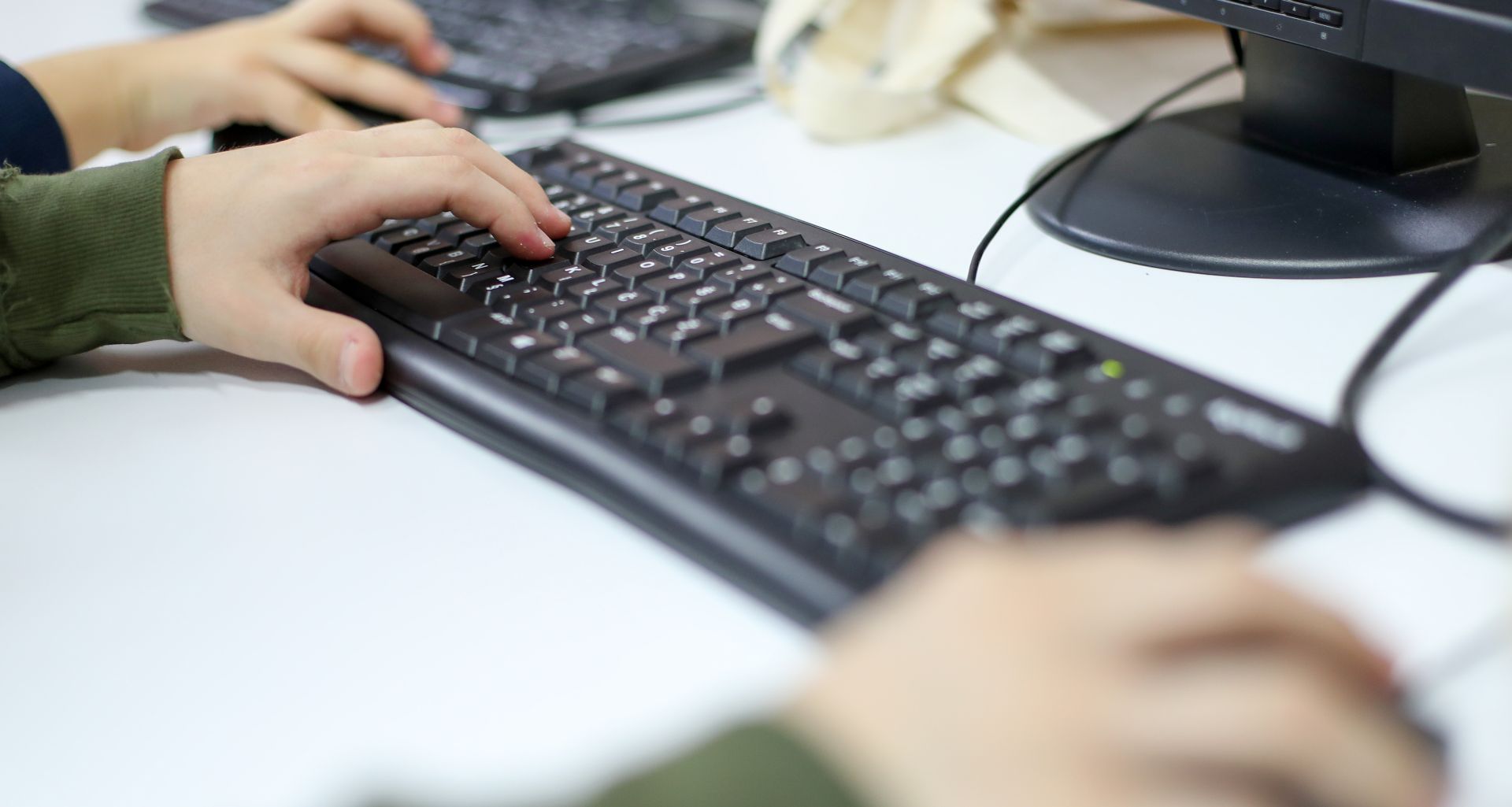 Zagreb: Predstavljena platforma SINI za sigurnost djece i mladih na internetu 05.02.2019., Zagreb - OS Izidora Krsnjavog. U povodu obiljezavanja Dana sigurnijeg interneta odrzana je konferencija na kojoj je predstavljena jedinstvena platforma SINI sa sadrzajima i certifikatima vezanima uz sigurnost djece i mladih na internetu. Na konferenciji su sudjelovali ucenici, nastavnici, predstavnici Centra za nestalu i zlostavljanu djecu iz Osijeka (CNZD), predstavnici A1 Hrvatska, Hrvatskog Telekoma, Tele2 i HAKOM-a. Na konferenciji su govorili: Miran Gosta iz HAKOM-a, Nina Isek Medjugorac iz Hrvatskog Telekoma, Sonja Miocic iz Tele2, Marina Rizman Matic iz A1 Hrvatska, Tomislav Ramljak iz Centra za nestalu i zlostavljanu djecu. Photo: Sanjin Strukic/PIXSELL