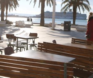 Split: Zbog zahlađenja tek malobrojni građani uživaju na rivi 04.01.2019., Split - Zbog zahladjenja tek rijetki prijepodne uzivaju na rivi. Photo: Ivo Cagalj/PIXSELL