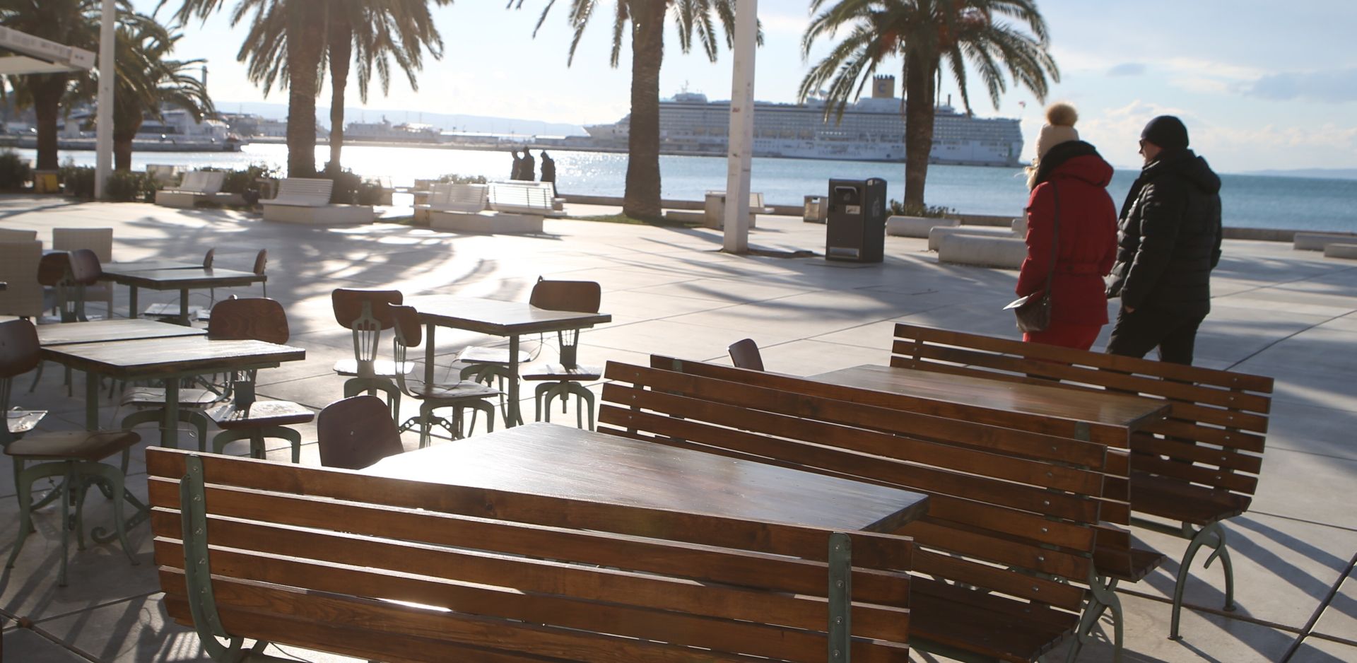 Split: Zbog zahlađenja tek malobrojni građani uživaju na rivi 04.01.2019., Split - Zbog zahladjenja tek rijetki prijepodne uzivaju na rivi. Photo: Ivo Cagalj/PIXSELL