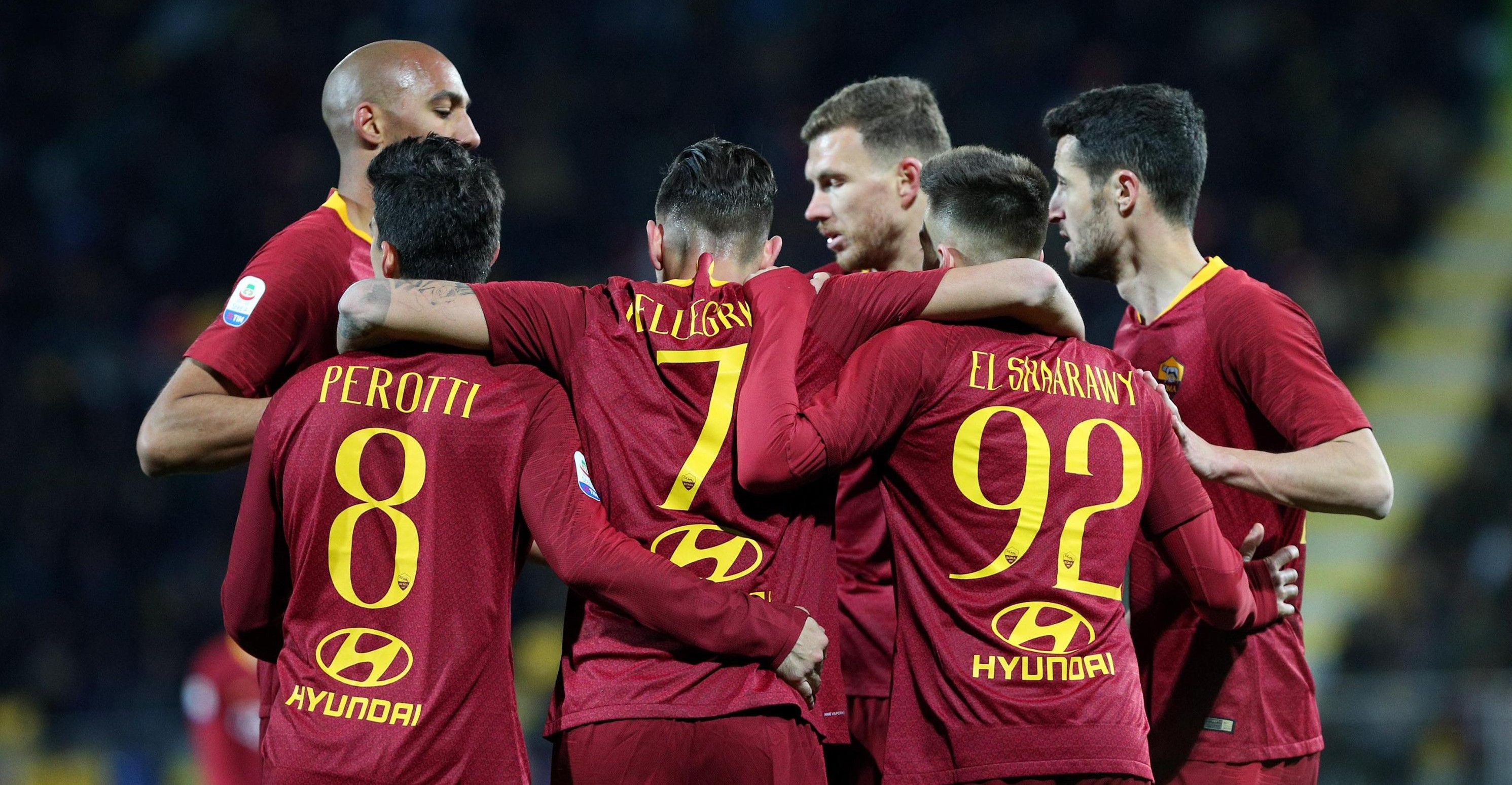 epa07391301 Roma's Lorenzo Pellegrini (C) jubilates with his teammates after scoring the goal during the Italian Serie A soccer match Frosinone Calcio vs AS Roma at the Benito Stirpe stadium in Frosinone, Italy, 23 February 2019.  EPA/FEDERICO PROIETTI