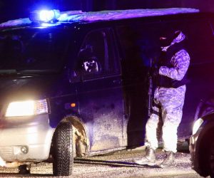 12.02.2019, Suhodol, Bosna i Hercegovina - Policija na skretanju prema Suhodolu, par kilometara od mjesta gdje je Edin Gacic ubio Mahira Begica. 

Photo: Armin Durgut/PIXSELL