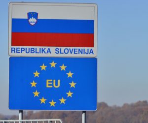 12.11.2015., Trnovec - Na granicni prijelaz Trnovec - Sredisce ob Dravi stigla je slovenska vojska i uskoro ce zapoceti postavljanje zicane ograde na zelenoj granici s Hrvatskom.
Photo: Marko Jurinec/PIXSELL
