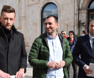 Dubrovnik, 22.02.2019. - Povodom presude Upravnog suda u Splitu, kojom je odbijena žalba da se proglasi neprihvatljivim za okoliš zahvat projekta izgradnje sportsko-rekreacijskog centra s golfskim igralištem na platou Srđ ponad Dubrovnika, predstavnici Zelene akcije, građanske inicijative „Srđ je naš“ i Društva arhitekata Dubrovnik održali su u srijedu u Dubrovniku konferenciju za medije. Na fotografiji Božo Benić, Đuro Capor, Enes Ćerimagić.
foto HINA/ Baldo MARUNČIĆ/ ml