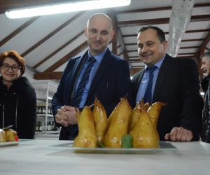 Bjelovar: Ministar Tolušić obišao Međunarodni pčelarski sajam 09.02.2019., Bjelovar, Gudovac -Na sajamskom prostoru u Gudovcu otvoren je dvodnevni 15. po redu medjunarodni pcelarski sajam koji okuplja rekordnih preko 150 izlagaca. Prvog dana sajam je posjetio i obisao potpredsjednik Vlade RH i ministar poljoprivrede Tomislav Tolusic, u pratnji domacina Davorina Posavca, direktora sajma. Photo: Damir Spehar/PIXSELL