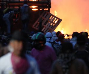 epa07391570 Demonstrators clash with members of the Bolivarian National Police on the Francisco de Paula Santander bridge on the border between Cucuta, Colombia, and Venezuela, 23 February 2019.  EPA/MAURICIO DUENAS CASTANEDA