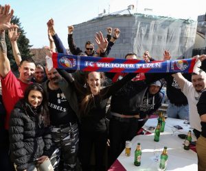 Zagreb: Prvi navijači Viktorije iz Plzena okupljaju se u centru grada uoči utakmice s Dinamom 21.02.2019, Zagreb -  Navijaci ceskog nogometnog kluba FC Viktoria Plzen krate vrijeme do utakmice sa GNK Dinamom uz pivu.
Photo: Jurica Galoic/PIXSELL