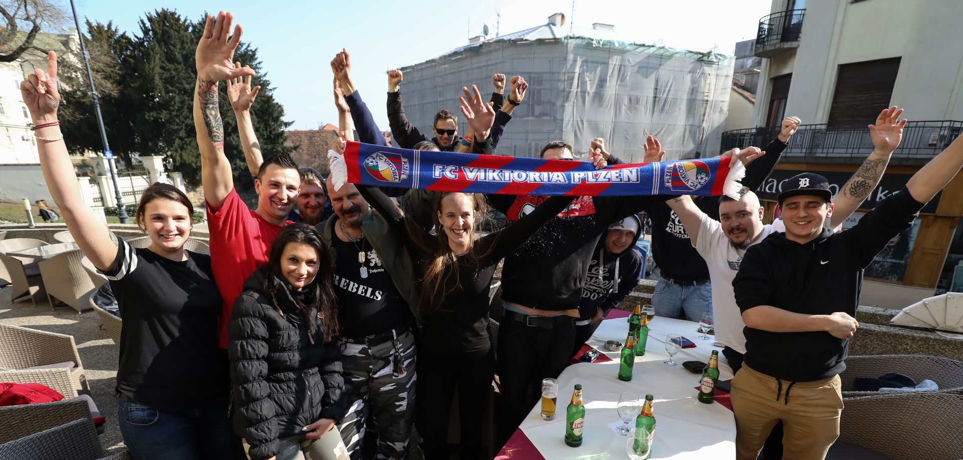 Zagreb: Prvi navijači Viktorije iz Plzena okupljaju se u centru grada uoči utakmice s Dinamom 21.02.2019, Zagreb -  Navijaci ceskog nogometnog kluba FC Viktoria Plzen krate vrijeme do utakmice sa GNK Dinamom uz pivu.
Photo: Jurica Galoic/PIXSELL