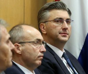 Zagreb, 14.02.2019 - Interpelacija o radu Vlade RH radi postupanja Vlade RH vezanih uz nabavku eskadrile vienamjenskih borbenih aviona, podnositelji su 16 zastupnika u Hrvatskom saboru. Na fotografiji ministar obrane Damir Krstièeviæ i premijer Andrej Plenkoviæ.
foto HINA / Denis CERIÆ /dc