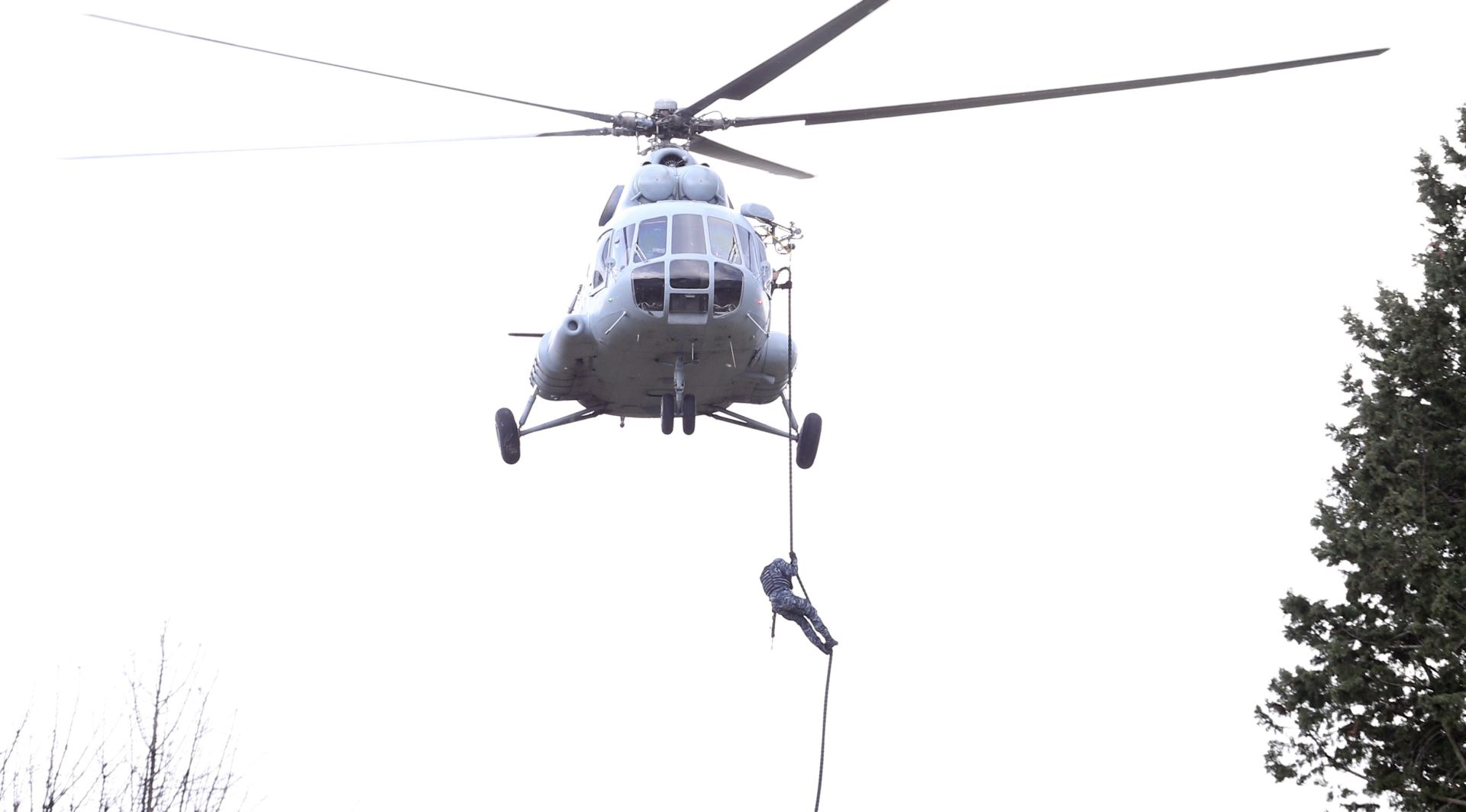 Ploče: Vojna vježba tijekom posjeta Plenkovića vojarni 116. brigade Hrvatske vojske 31.01.2019., Ploce - Predsjednik Vlade Andrej Plenkovic, ministar obrane Damir Krsticevic i nacelnik Glavnog stozera Oruzanih snaga RH general zbora Mirko Sundov obisli su vojarnu 116. brigade Hrvatske vojske gdje je vojska izvela vjezbu. Photo: Ivo Cagalj/PIXSELL
