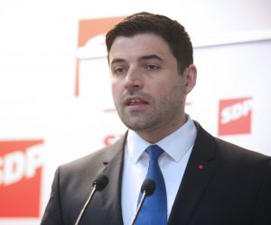 Zagreb, 12.02.2019 - Izvanredna press konferencija SDP-a povodom izjava predsjednika Europskog parlamenta Antonija Tajanija, odrana je u sredinjici stranke na Iblerovom trgu. Na fotografiji predsjednik SDP-a Davor Bernardiæ.
foto HINA / Denis CERIÆ /dc
