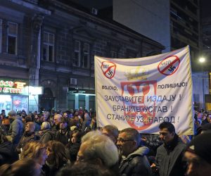 Beograd, 16.02.2019 - U Beogradu je u subotu naveèer odran 11. prosvjedni mimohod protiv vlasti predsjednika Aleksandra Vuèiæa, a prosvjednicima je ponuðen na potpis dokument sporazum s narodom, koji je oporba udruena u Savez za Srbiju (SZS) usvojila prolog tjedna.
foto HINA/ Velimir ILIÆ/ ua