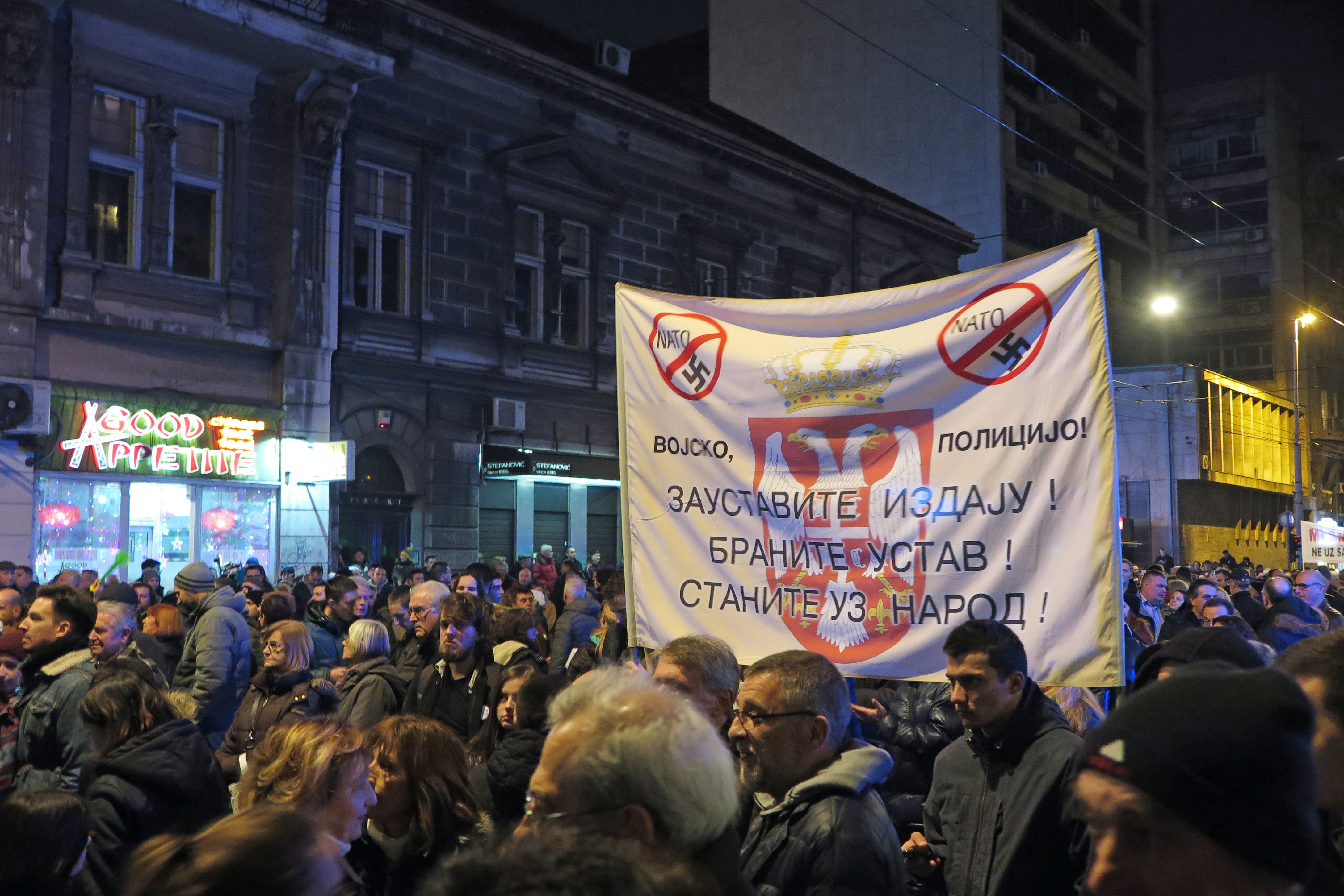 Beograd, 16.02.2019 - U Beogradu je u subotu naveèer odran 11. prosvjedni mimohod protiv vlasti predsjednika Aleksandra Vuèiæa, a prosvjednicima je ponuðen na potpis dokument sporazum s narodom, koji je oporba udruena u Savez za Srbiju (SZS) usvojila prolog tjedna.
foto HINA/ Velimir ILIÆ/ ua