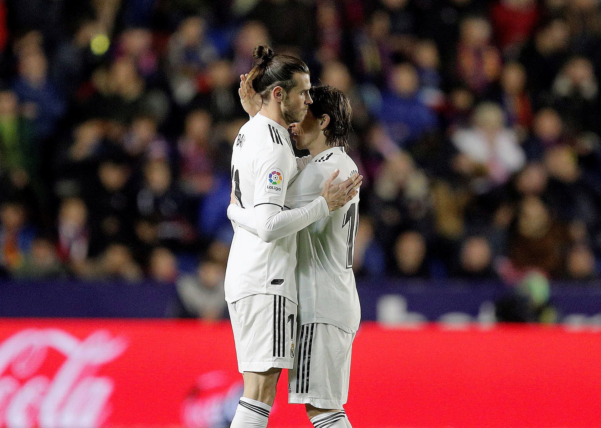 epa07394069 Real Madrid's Welsh Gareth Bale (L) celebrates with Croatian Luka Modric (R) after scoring the 2-1 lead against UD Levante during their LaLiga soccer match played at the Ciutat de Valencia stadiium, in Valencia, Spain, 24 Febraury 2019.  EPA/Kai Foersterling