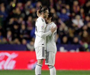 epa07394069 Real Madrid's Welsh Gareth Bale (L) celebrates with Croatian Luka Modric (R) after scoring the 2-1 lead against UD Levante during their LaLiga soccer match played at the Ciutat de Valencia stadiium, in Valencia, Spain, 24 Febraury 2019.  EPA/Kai Foersterling