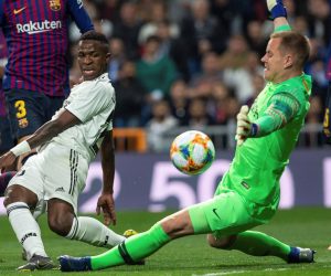 epa07402363 FC Barcelona's goalkeeper Marc-Andre ter Stegen (R) in action against Real Madrid's Vinicius Jr (L) during the Spain's King Cup second leg semifinal match between Real Madrid and FC Barcelona at Santiago Bernabeu stadium, in Madrid, Spain, 27 February 2019.  EPA/Rodrigo Jimenez