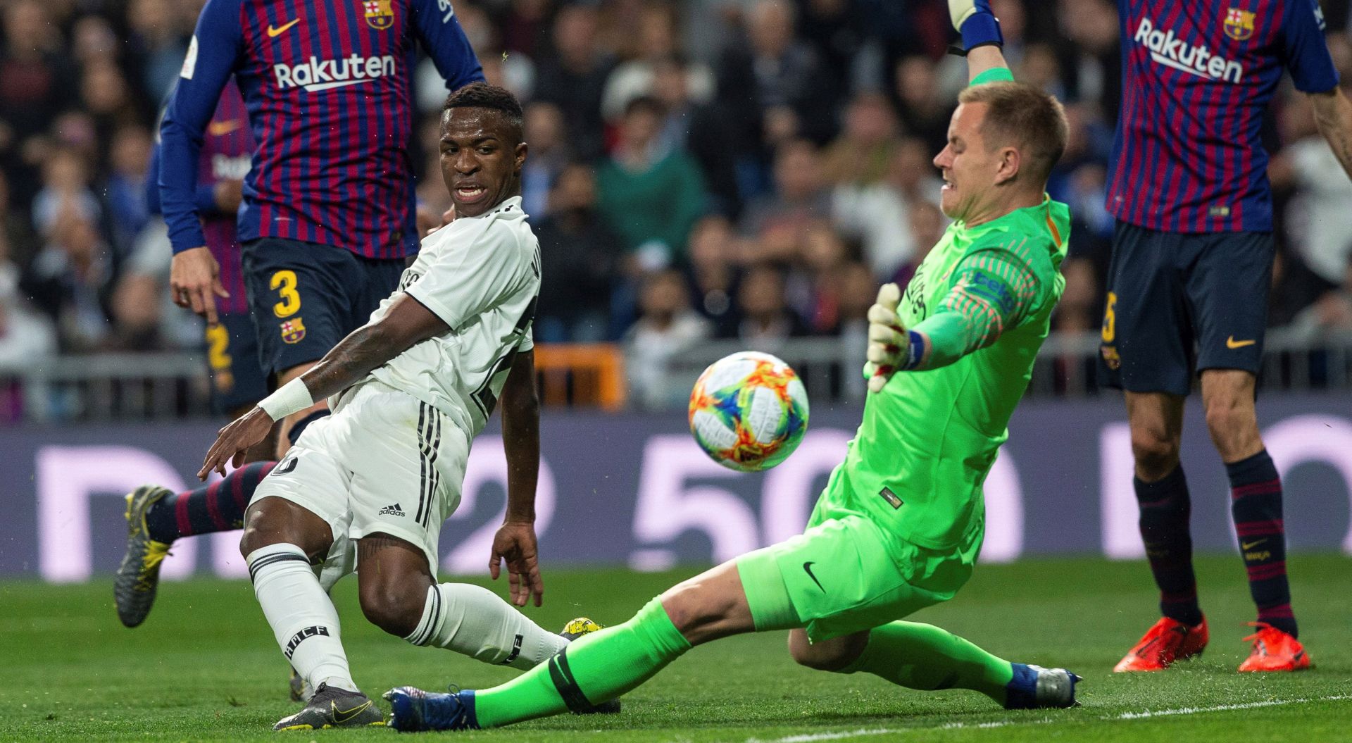 epa07402363 FC Barcelona's goalkeeper Marc-Andre ter Stegen (R) in action against Real Madrid's Vinicius Jr (L) during the Spain's King Cup second leg semifinal match between Real Madrid and FC Barcelona at Santiago Bernabeu stadium, in Madrid, Spain, 27 February 2019.  EPA/Rodrigo Jimenez