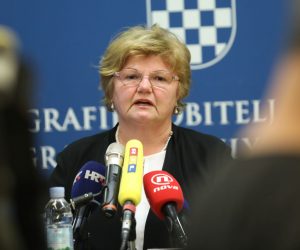 Zagreb, 01.03.2019. - Ministrica za demografiju, obitelj, mlade i socijalnu politiku Nada Murganić dala je izjavu za medije u vezi obiteljskog nasilja na Pagu, gdje je muškarac bacio s prvog kata četvoro djece.
foto HINA/ Admir BULJUBAŠIĆ/ ml
