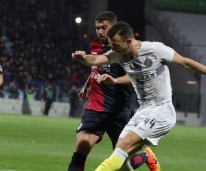 epa07407373 Cagliari's Paolo Farago (L) and Inter's Ivan Perisic (R) in action  during the Italian Serie A soccer match Cagliari Calcio VS FC Inter  at Sardegna Arena Stadium in Cagliari , Italy, 01 March 2019.  EPA/FABIO MURRU