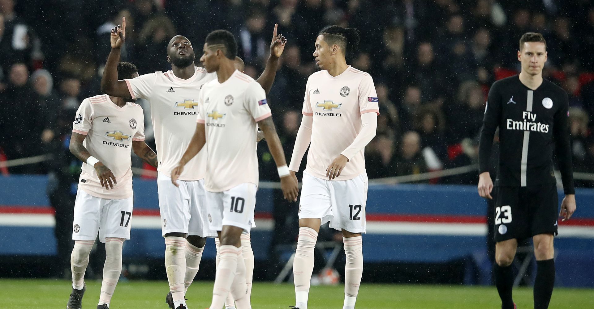 epa07418055 Romelu Lukaku of Manchester United celebrates after scoring the opening goal  during the UEFA Champions League round of 16 second leg soccer match between PSG and Manchester United at the Parc des Princes Stadium in Paris, France, 06 March 2019.  EPA/IAN LANGSDON
