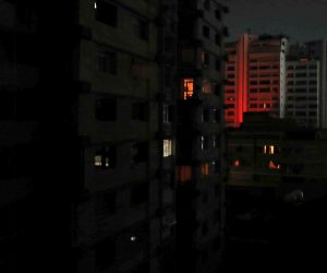 epa07421291 General view of buildings with emergency lights during a power outage in Caracas, Venezuela, 07 March 2019. Venezuela suffered a power outage on 07 March that saw at least 14 states affected, including the country's capital.  EPA/RAUL MARTINEZ SHUTTERSTOCK OUT