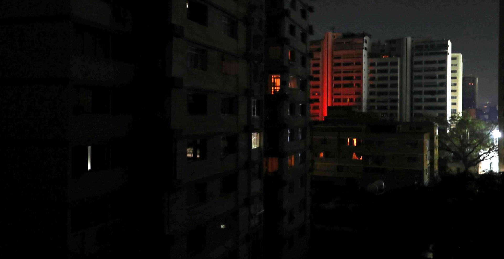 epa07421291 General view of buildings with emergency lights during a power outage in Caracas, Venezuela, 07 March 2019. Venezuela suffered a power outage on 07 March that saw at least 14 states affected, including the country's capital.  EPA/RAUL MARTINEZ SHUTTERSTOCK OUT