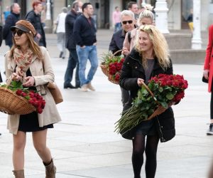 Zagreb, 08.03.2019. - U povodu obilježavanja međunarodnog Dana žena, 8. marta, predsjednik SDP-a Davor Bernardić dijelio je ruže pod geslom "Jednake u politici – ravnopravne u društvu".
foto HINA/ Edvard ŠUŠAK/ es