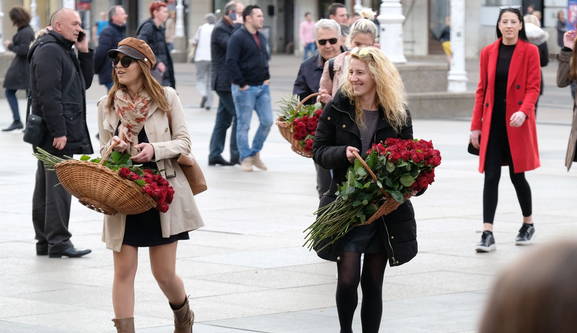 Zagreb, 08.03.2019. - U povodu obilježavanja međunarodnog Dana žena, 8. marta, predsjednik SDP-a Davor Bernardić dijelio je ruže pod geslom "Jednake u politici – ravnopravne u društvu".
foto HINA/ Edvard ŠUŠAK/ es
