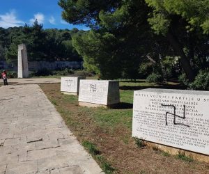 ibenik, 9.3.2019 - Nacistièki grafiti osvanuli su u u subotu na kamenim obiljejima u ibenskom Spomen parku strijeljanim antifaistima u Drugom svjetskom ratu, u kojemu je upravo jutros detalje ureðenja tog parka predstavio Zoran Restoviæ, predsjednik Udruge antifaistièkih boraca i Zajednice udruga antifaistièkih boraca ibensko-kninske upanije.
foto HINA/ ibenikIN/ ua