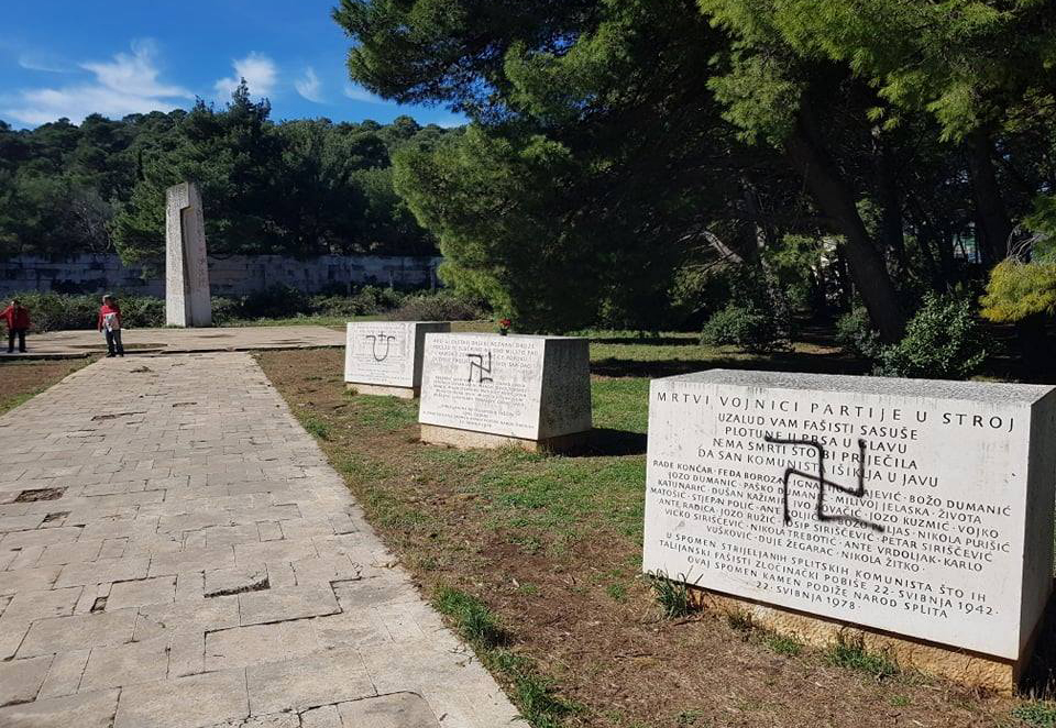 ibenik, 9.3.2019 - Nacistièki grafiti osvanuli su u u subotu na kamenim obiljejima u ibenskom Spomen parku strijeljanim antifaistima u Drugom svjetskom ratu, u kojemu je upravo jutros detalje ureðenja tog parka predstavio Zoran Restoviæ, predsjednik Udruge antifaistièkih boraca i Zajednice udruga antifaistièkih boraca ibensko-kninske upanije.
foto HINA/ ibenikIN/ ua