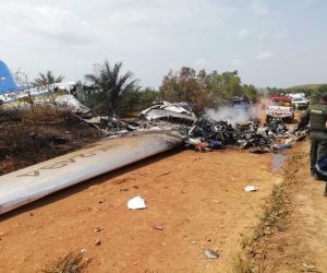 epa07426156 A handout photo made available by the Defensa Civil Colombiana shows the scene of an airplane accident in the village of La Bendicion, municipality of San Martin, Meta, Colombia, 09 March 2019. At least 14 people, including a minor, died when a DC-3 plane of the Laser airline crashed in a jungle area of the Colombian department of Meta.  EPA/DEFENSA CIVIL COLOMBIANA HANDOUT BEST QUALITY AVAILABLE HANDOUT EDITORIAL USE ONLY/NO SALES
