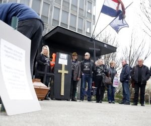 Zagreb, 10.03.2019 -  Udruga za zaštitu žrtava pravosuđa Veronika Vere održali su prosvjed protiv korupcije u pravosuđu, na temu  "Nosimo gradom lijes s mrtvom Pravdom u RH!".  Foto HINA/ Daniel KASAP/ dkas