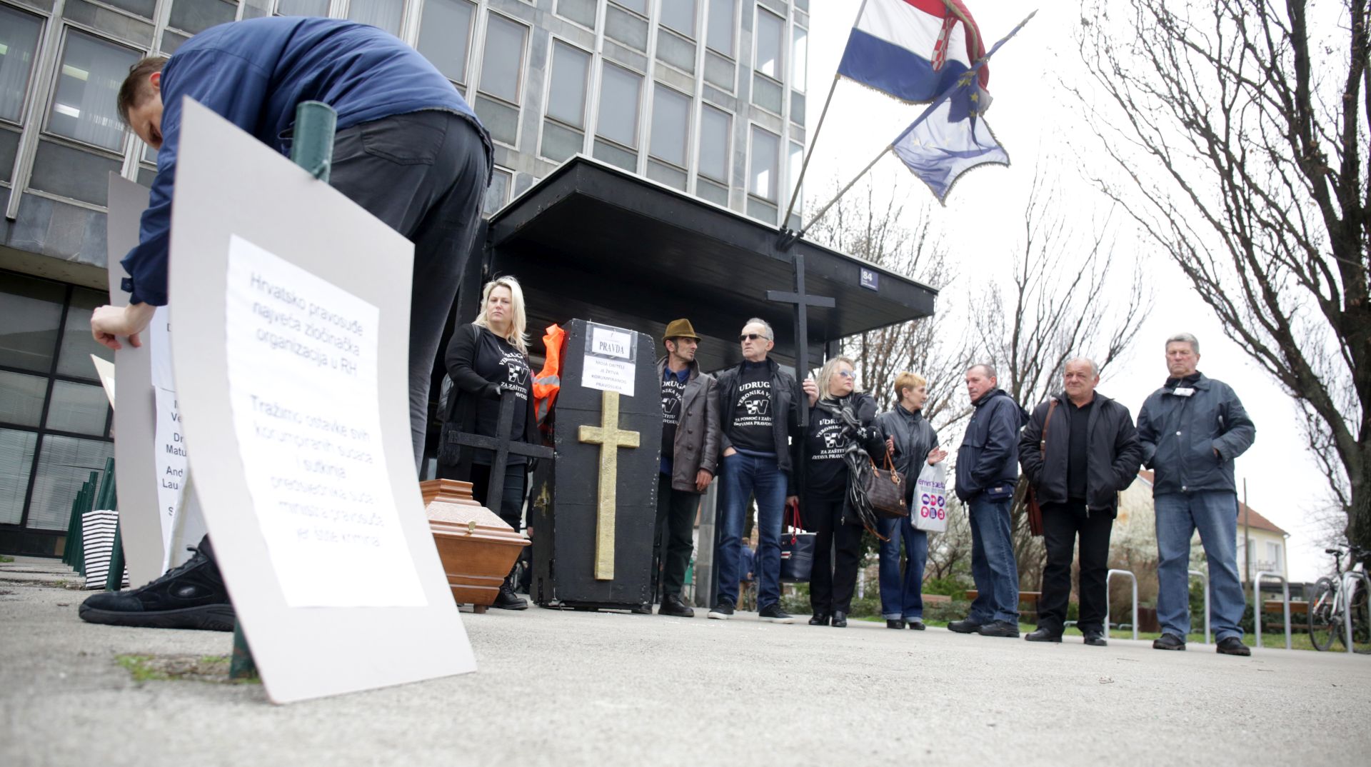 Zagreb, 10.03.2019 -  Udruga za zaštitu žrtava pravosuđa Veronika Vere održali su prosvjed protiv korupcije u pravosuđu, na temu  "Nosimo gradom lijes s mrtvom Pravdom u RH!".  Foto HINA/ Daniel KASAP/ dkas