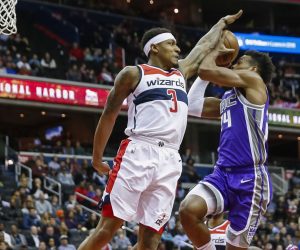 epa07430013 Sacramento Kings guard Buddy Hield (R) of the Bahamas in action against Washington Wizards guard Bradley Beal (L) during the second half of the NBA basketball game between the Sacramento Kings and the Washington Wizards at CapitalOne Arena in Washington, DC, USA, 11 March 2019.  EPA/ERIK S. LESSER SHUTTERSTOCK OUT