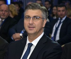 Neum, 14.03.2019. - Uvodno predavanje na znanstveno-struènom skupu "Europski ustav za Bosnu i Hercegovinu" odr¾ao je premijer Andrej Plenkoviæ (na fotografiji) koji je tom prigodom rekao kako se nada da æe skup u Neumu poluèiti nekim novim idejama i rje¹enjima problema koji veæ dugo optereæuju Bosnu i Hercegovinu. foto HINA/ FENA/ Emanuel SOCA/ ml