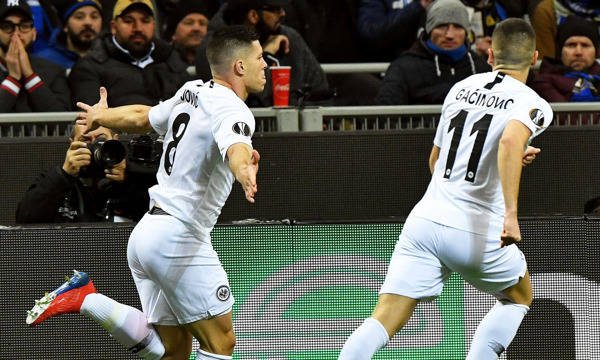 epa07437499 Eintracht Frankfurt's forward Luka Jovic (L) celebrates after scoring the 1-0 lead during the UEFA Europa League round of 16, second leg soccer match between Inter Milan and Eintracht Frankfurt in Milan, Italy, 14 March 2019.  EPA/DANIEL DAL ZENNARO