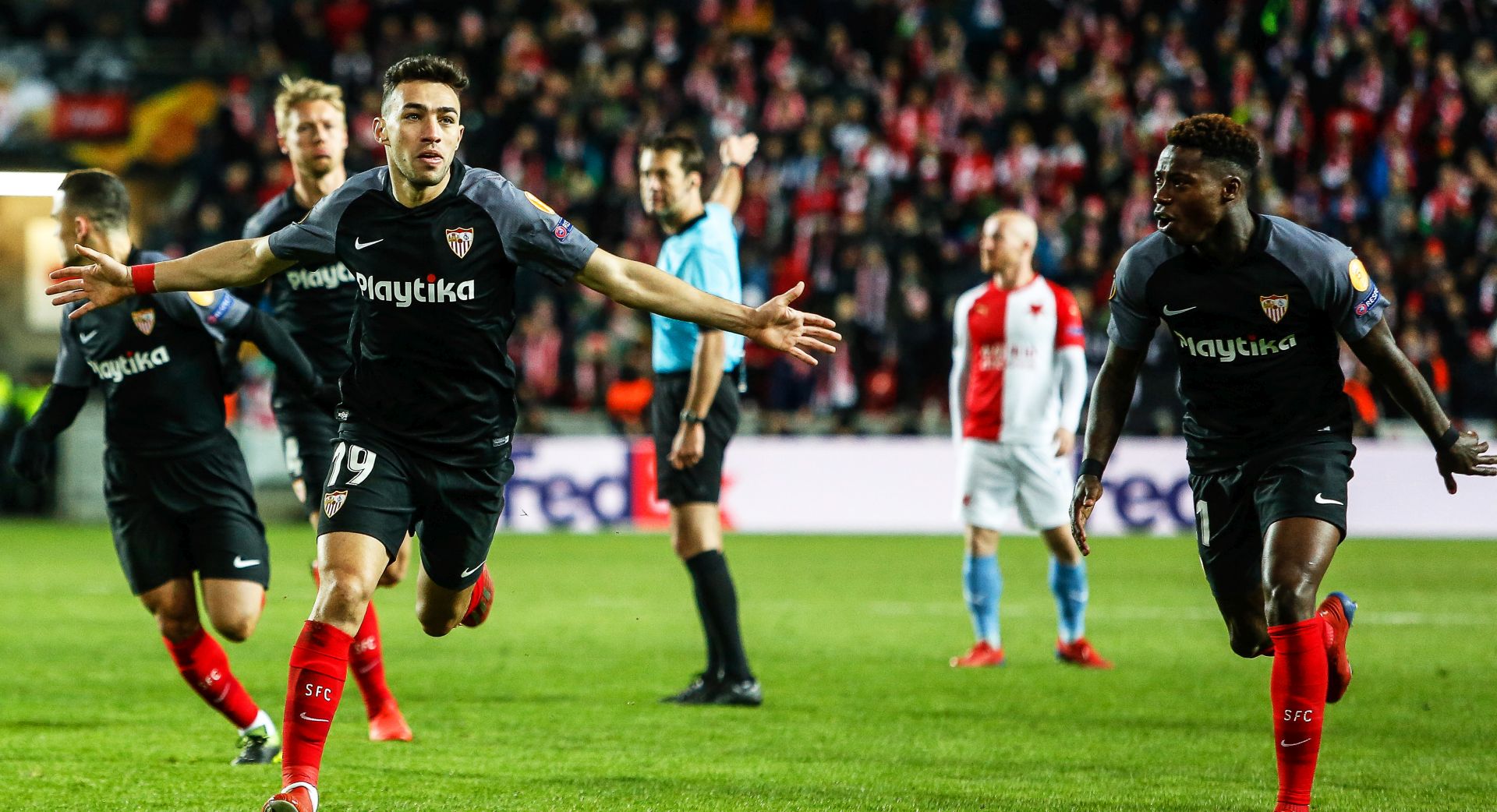 epa07437727 Munir (L) of Sevilla celebrates with his teammate Quincy Promes (R) after scoring the 2-2 equalizer during the UEFA Europa League round of 16, second leg soccer match between SK Slavia Prague and Sevilla FC in Prague, Czech Republic, 14 March 2019.  EPA/MARTIN DIVISEK