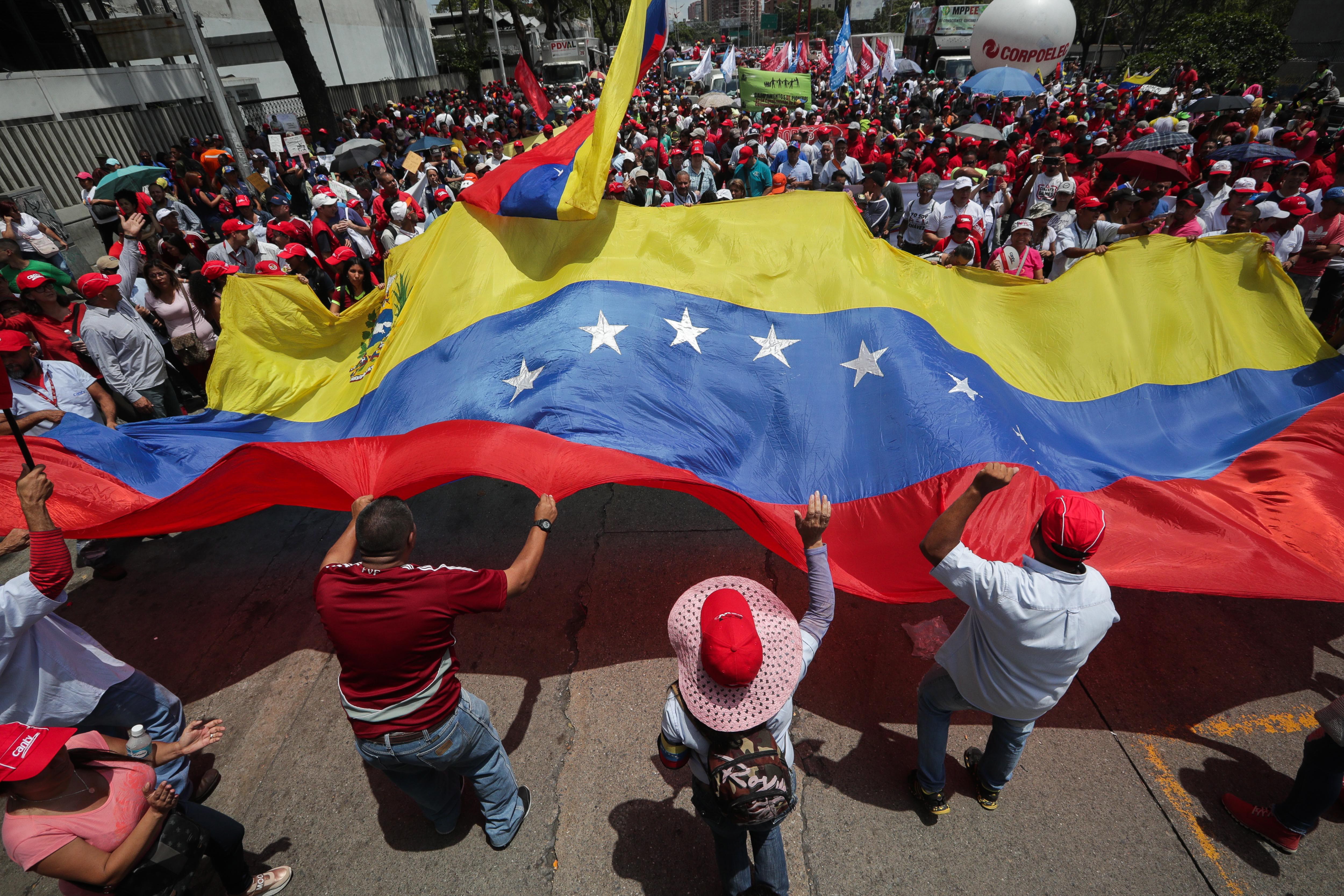 epa07443525 Supporters of Venezuelan President Nicolas Maduro participate in a march against the alleged 'cyber attack' to Venezuelan electric system, in Caracas, Venezuela, 16 March 2019.  EPA/RAYNER PENA