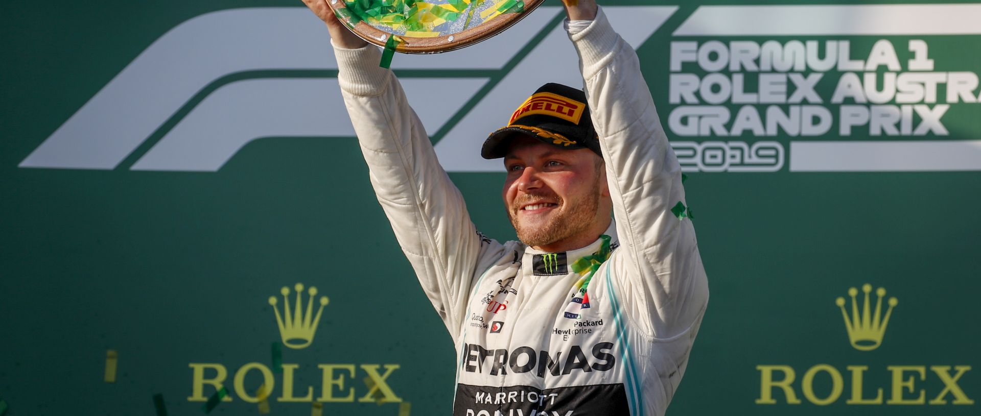 epa07444138 Finnish Formula One driver Valtteri Bottas of Mercedes AMG GP lifts his first place trophy after winning the 2019 Formula One Grand Prix of Australia at the Albert Park Grand Prix Circuit in Melbourne, Australia, 17 March 2019.  EPA/DIEGO AZUBEL