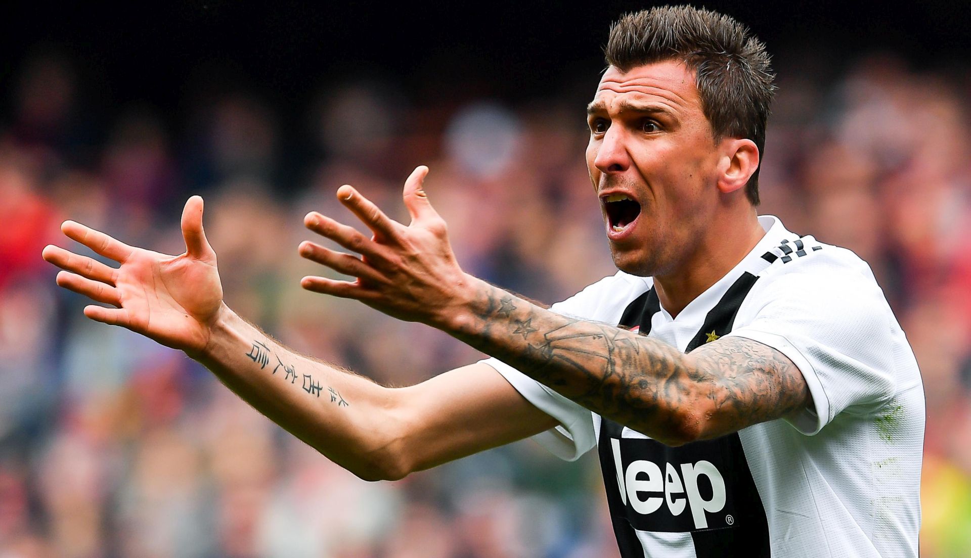 epa07444715 Juventus Croatian forward Mario Mandzukic reacts during the Italian Serie A soccer match Genoa Cfc vs Juventus Fc at Luigi Ferraris Stadium in Genoa, Italy, 17 March 2019.  EPA/SIMONE ARVEDA