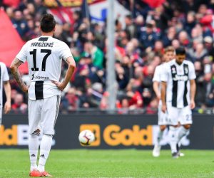 epa07444804 Juventus Croatian forward Mario Mandzukic (3rd from left) and his teammates show their dejection after Genoa's Italian midfielder Stefano Sturaro's goal during the Italian Serie A soccer match Genoa Cfc vs Juventus Fc at Luigi Ferraris Stadium in Genoa, Italy, 17 March 2019.  EPA/SIMONE ARVEDA