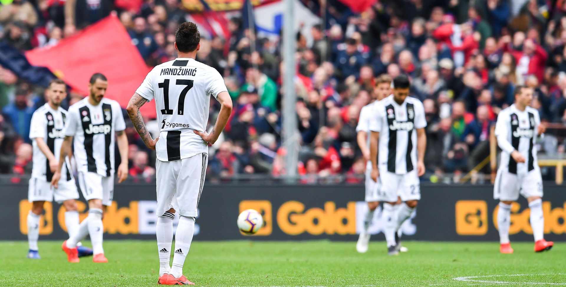 epa07444804 Juventus Croatian forward Mario Mandzukic (3rd from left) and his teammates show their dejection after Genoa's Italian midfielder Stefano Sturaro's goal during the Italian Serie A soccer match Genoa Cfc vs Juventus Fc at Luigi Ferraris Stadium in Genoa, Italy, 17 March 2019.  EPA/SIMONE ARVEDA