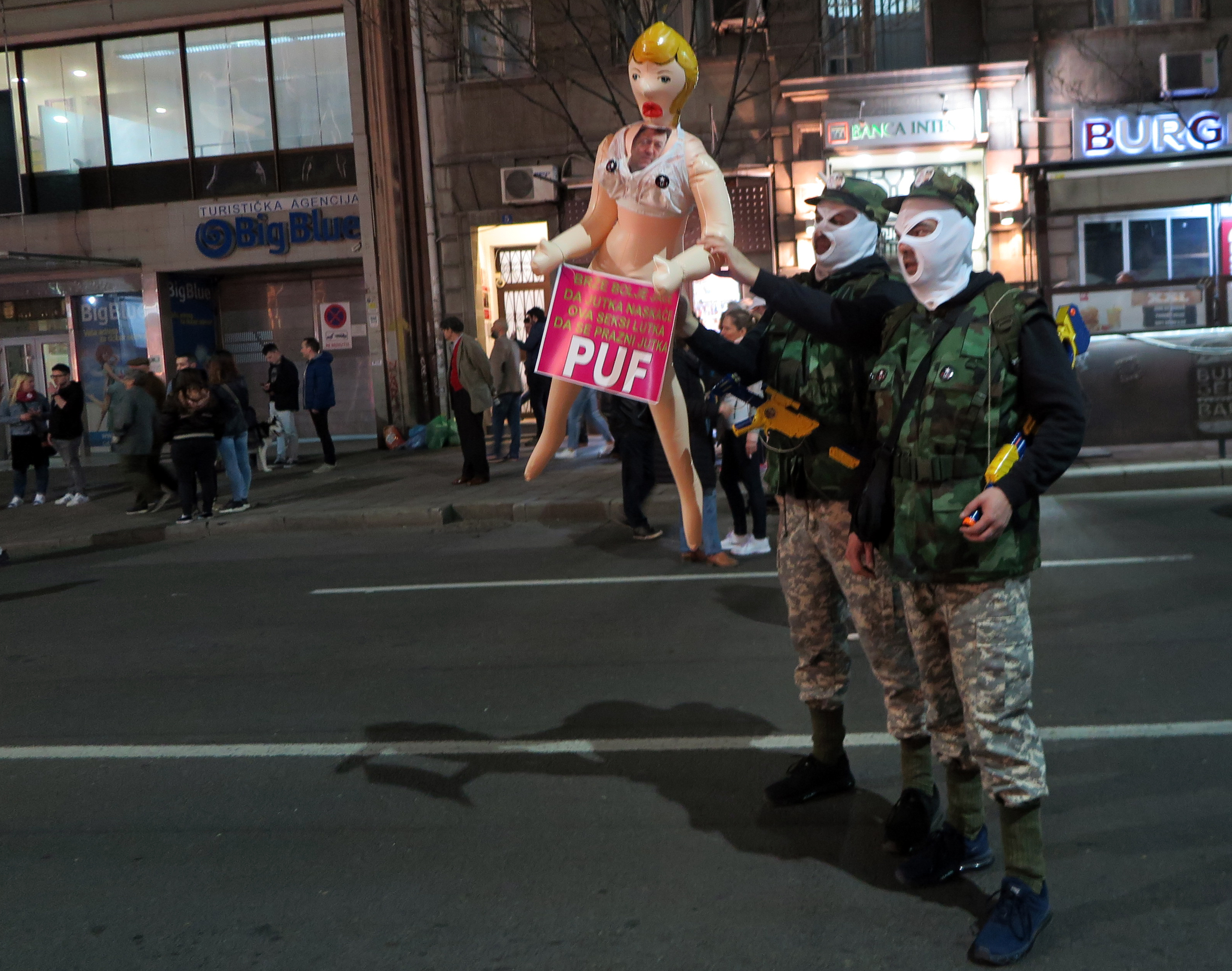 Beograd, 18.03.2019. - Srbijanska policija je tijekom dvodnevnih prosvjeda u Beogradu preko vikenda privela ukupno 18 osoba, devet zbog prekraja zakona o javnom redu, a osam zbog uèinjenih kaznenih djela, priopæio je u ponedjeljak direktor policije Vladimir Rebiæ. Meðu uhiæenima su i reperi Miljan Èièiæ i Milan Pernat, koji nastupaju pod imenom Pokret ujedinjenih fantoma (PUF), a piu i pjevaju satiriène stihove, pjesme i parodije i izvode aljive i ironiène uliène perfomanse.
foto HINA/ Velimir ILIÆ/ ml
