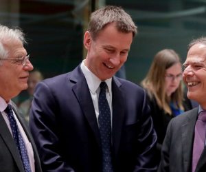 epa07446491 Spanish Foreign Affairs minister Josep Borrel  (L), British Foreign Secretary Jeremy Hunt (C) and Italian Foreign Minister Enzo Moavero Milanesi (R) chat at the start of a EU foreign affairs Council (FAC) at the European Council in Brussels, Belgium, 18 March 2019.  EPA/STEPHANIE LECOCQ