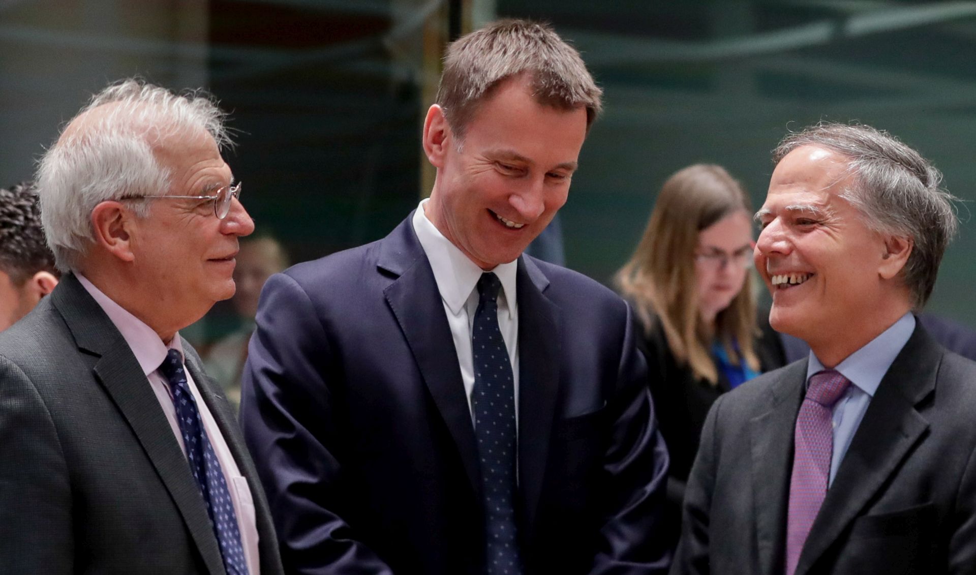 epa07446491 Spanish Foreign Affairs minister Josep Borrel  (L), British Foreign Secretary Jeremy Hunt (C) and Italian Foreign Minister Enzo Moavero Milanesi (R) chat at the start of a EU foreign affairs Council (FAC) at the European Council in Brussels, Belgium, 18 March 2019.  EPA/STEPHANIE LECOCQ