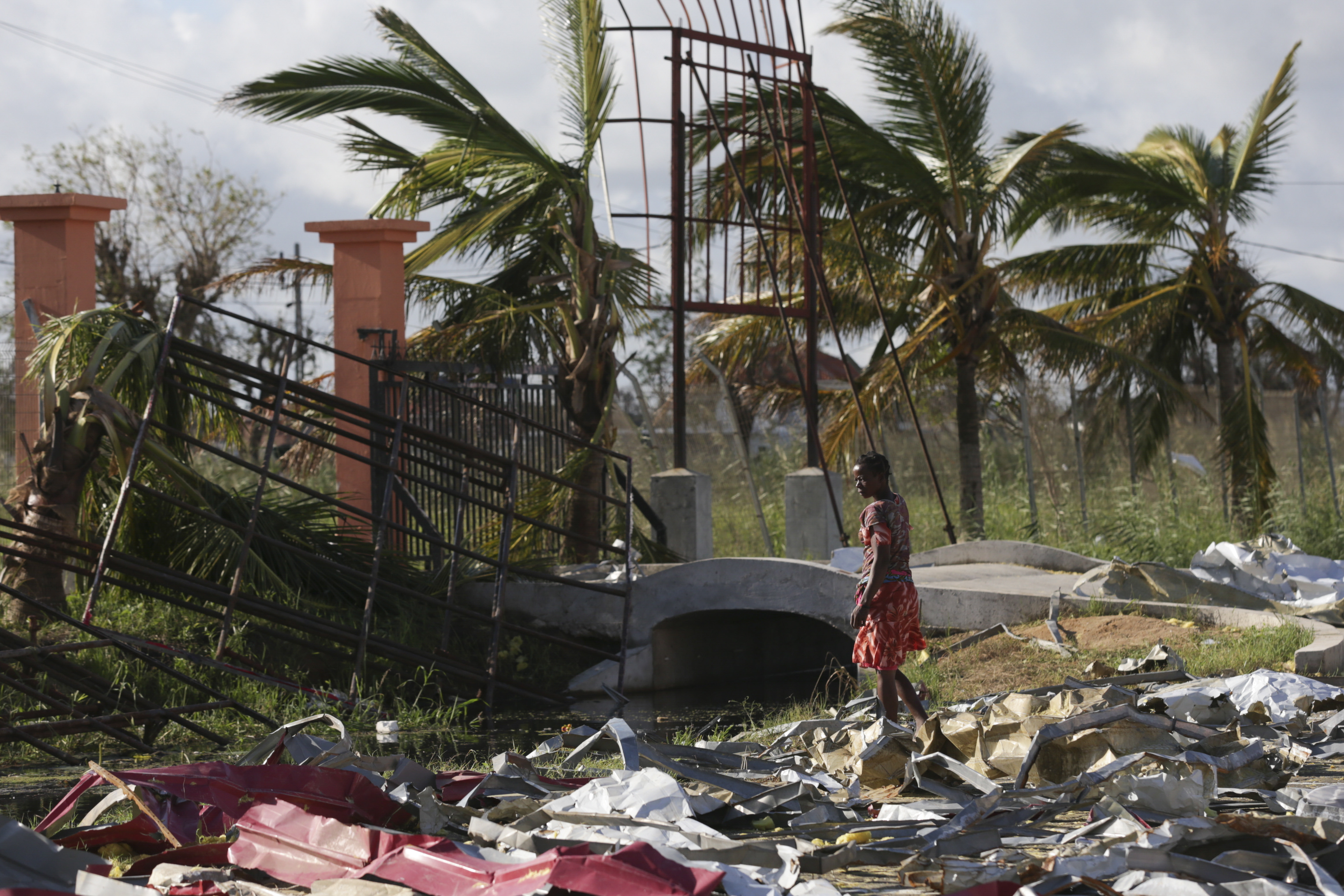 epa07456565 A woman searches for materials to rebuild her home after the passage of Cyclone Idai, in Beira City, central Mozambique, 22 March 2019. Mozambican President Filipe Nyusi issued a national emergency decree on 19 March, and said some 350,000 people were 'at risk.' Mozambique is today fulfilling the second of three days of national mourning. The storm, affecting Mozambique, Malawi, and Zimbabwe, killed over 500 people, media reported.  EPA/TIAGO PETINGA