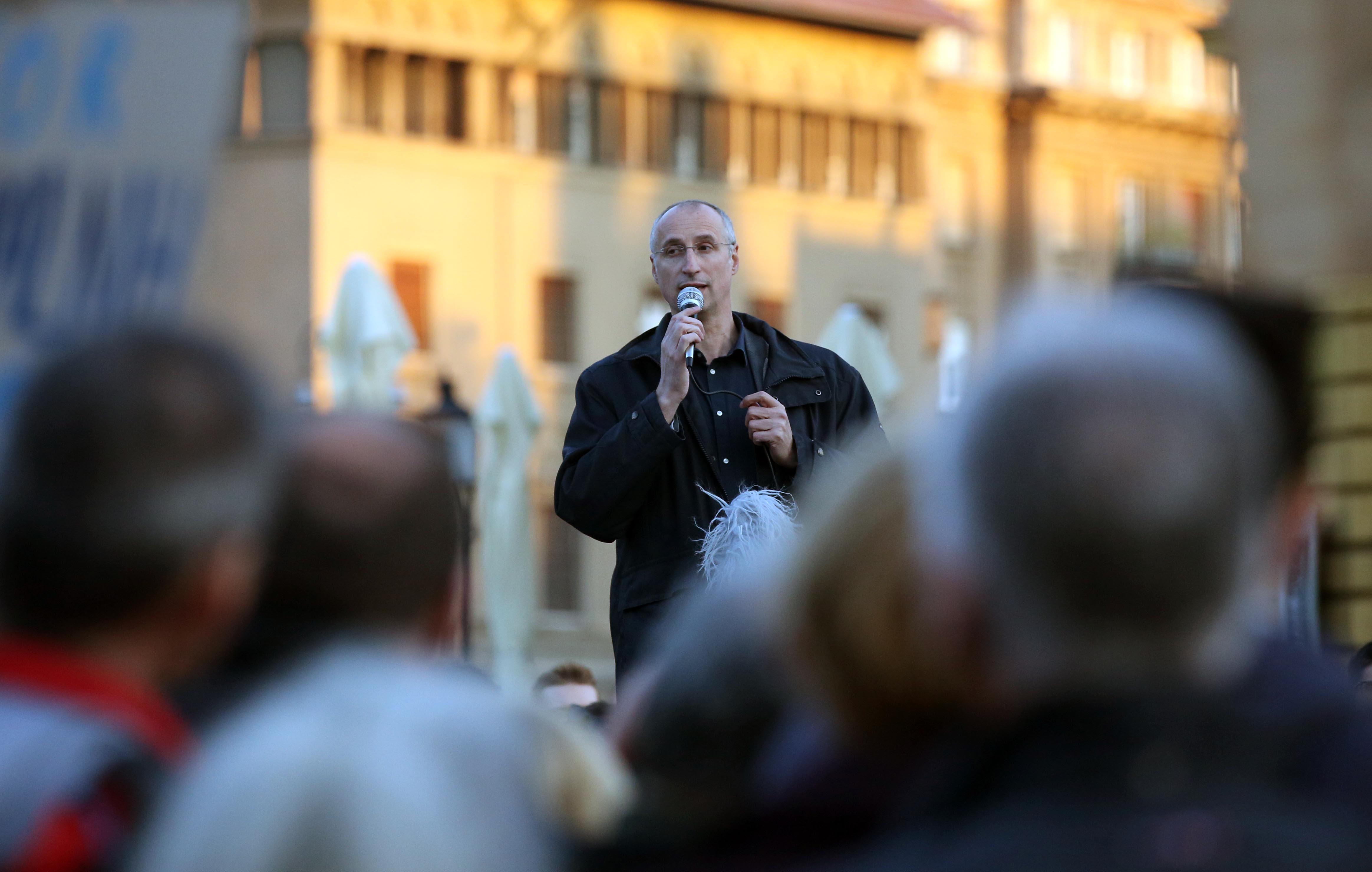 Zagreb, 26.3.2019 - Zbog najave Senata Sveučilišta u Zagrebu o pokretanju postupka dodjele počasnog doktorata zagrebačkom gradonačelniku Milanu Bandiću, ispred zgrade Sveučilišta u Zagrebu održan je prosvjed "STOP Nasilju nad Sveučilištem". Na slici Ivica Puljak.
Foto HINA/ Dario GRZELJ/ dag