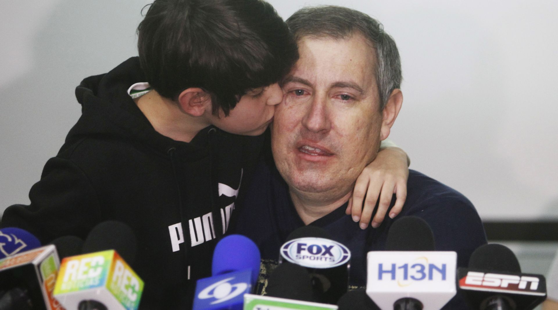 epa07466687 (FILE) - Survivor of the air crash of that took the lives of several members of the Brazilian soccer team Chapecoense, journalist Rafael Henzel (R) is kissed by his son Otavio Henzel (L) during a press conference in Medellin, Colombia, 08 May 2017 (reissued 27 March 2019). Rafael Henzel, 45, one of the six survivors in the 2016 plane crash that killed most of the Brazilian Chapecoense soccer team, has died after suffering a heart attack while playing football, the club announced reported on 26 March 2019.  EPA/LUIS EDUARDO NORIEGA A. *** Local Caption *** 53505110
