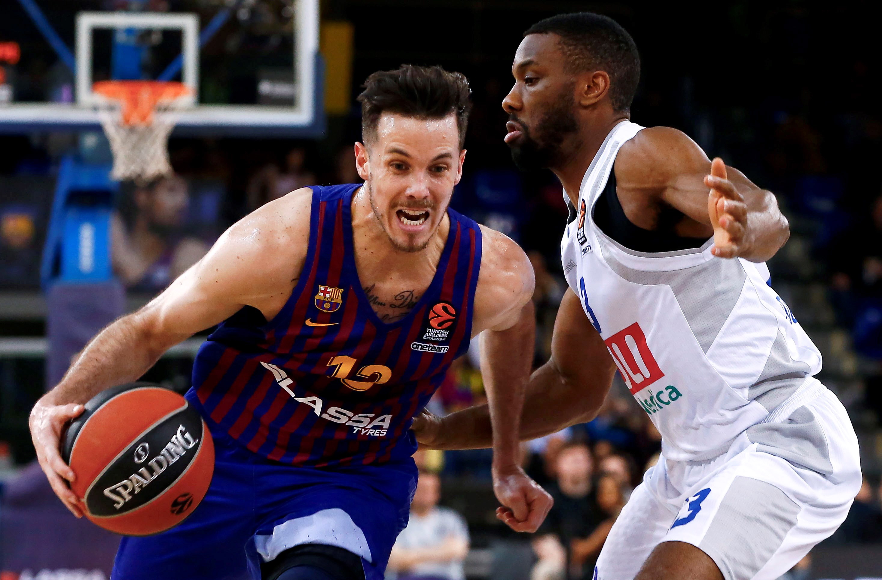 epa07469651 Barcelona Lassa's Thomas Heurtel (L) in action against Buducnost Podgorica's Norris Cole (R) during a Euroleague basketball match between Barcelona Lassa and Buducnost Podgorica at the Palau Blaugrana in Barcelona, Spain, 28 March 2019.  EPA/Enric Fontcuberta