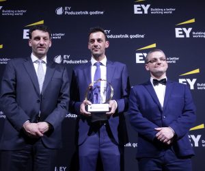 Zagreb, 28.03.2019 -  Svečana dodjela nagrade EY Poduzetnik godine. Ovogodišnje hrvatsko izdanje jedinstvenog globalnog program koji nagrađuje poduzetnike privuklo je najveći broj kandidata do sada – ukupno 50 poduzetnika iz 35 tvrtki. Na fotografiji Silvijo Kutić, Izabel Jelenić, Roberto Kutić vlasnici tvrtke INFOBIP.  Foto HINA/ Daniel KASAP/ dkas