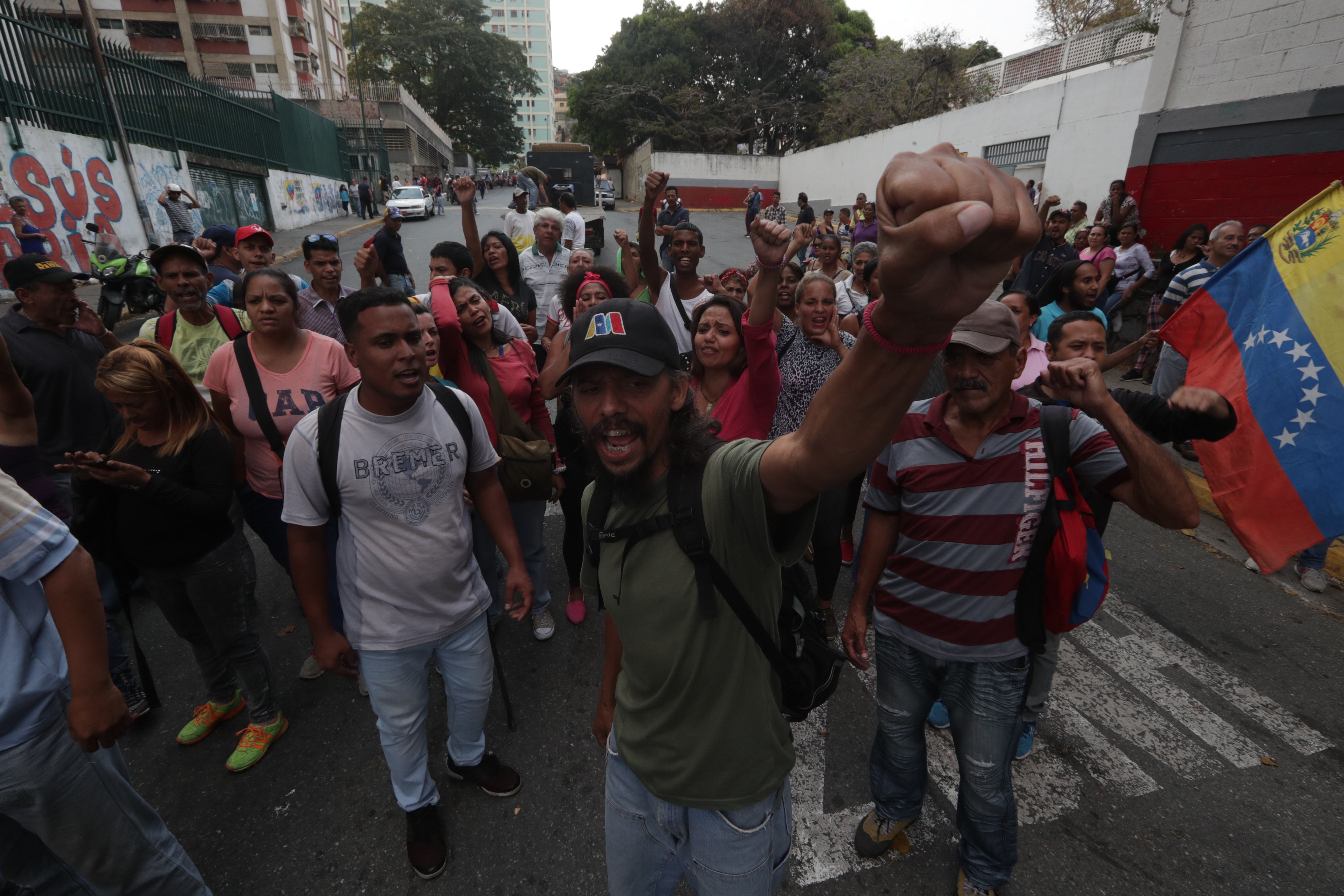 epa07472308 Supporters of the government of President Nicolas Maduro protest in the parish of El Valle, where the leader of the Parliament, Juan Guaido, holds an event in Caracas, Venezuela, 29 March 2019.  EPA/RAYNER PENA
